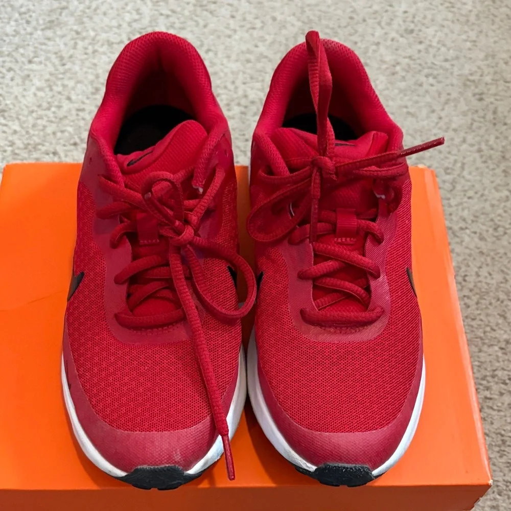 Nike Revolution 7 Sneaker in Red/Black, 4